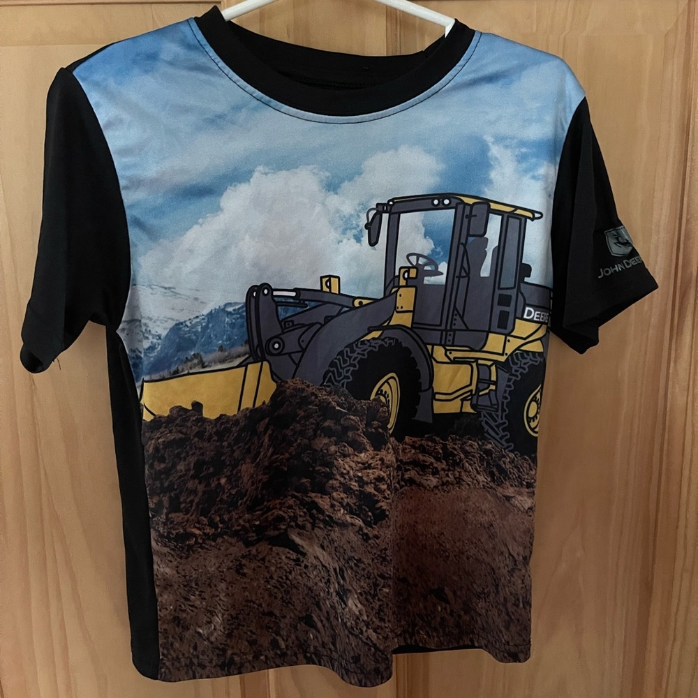 Like New, Boys Size 4 John Deere T-Shirt